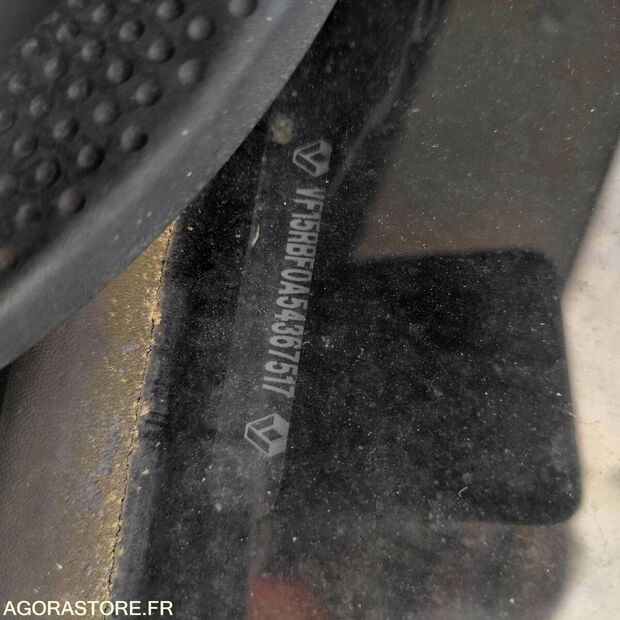 2016 Renault Clio-48080409