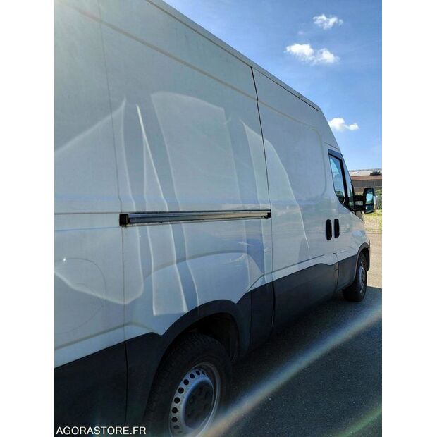 2017 Iveco 35S14N-48081174