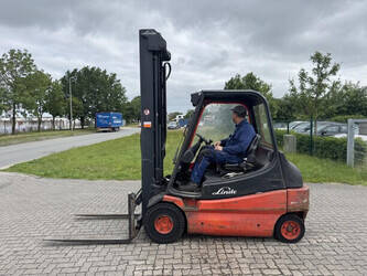 Image de CHARIOTS ÉLÉVATEURS 2008 Linde E30-02