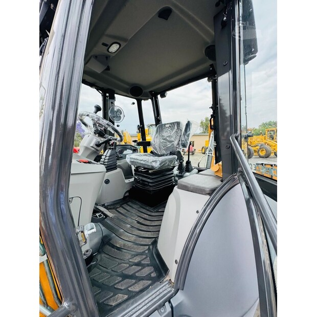 2025 CASE 770EX-48100879