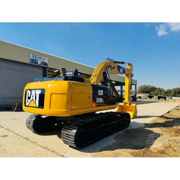 2015 Caterpillar 320D2L-48101656
