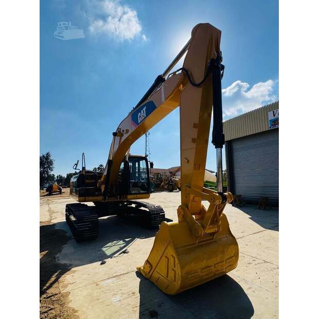 2015 Caterpillar 320D2L-48101658