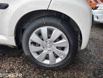 2013-peugeot-107-1466592-48105417
