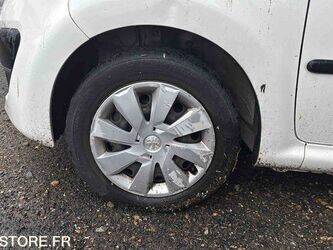 2013-peugeot-107-1466592-48105418