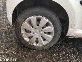 2013-peugeot-107-1466592-48105419