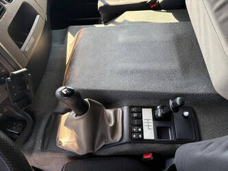2012-renault-premium-1467226-48111813