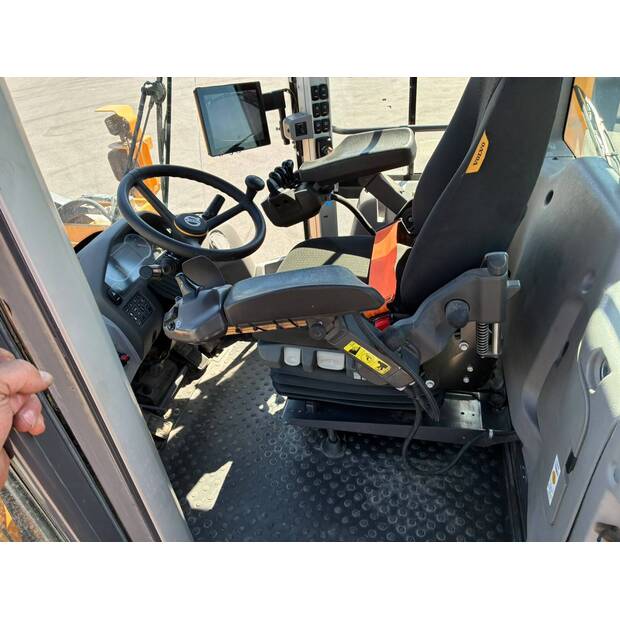 2022 فولفو L110H-48118260