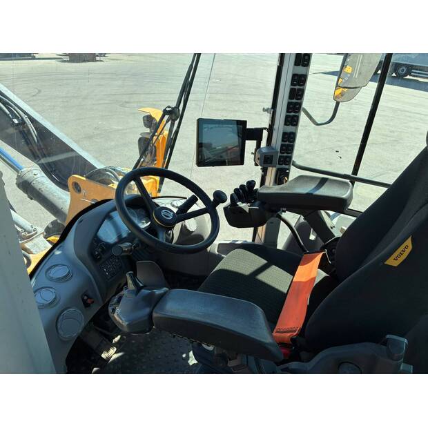 2022 فولفو L110H-48118261