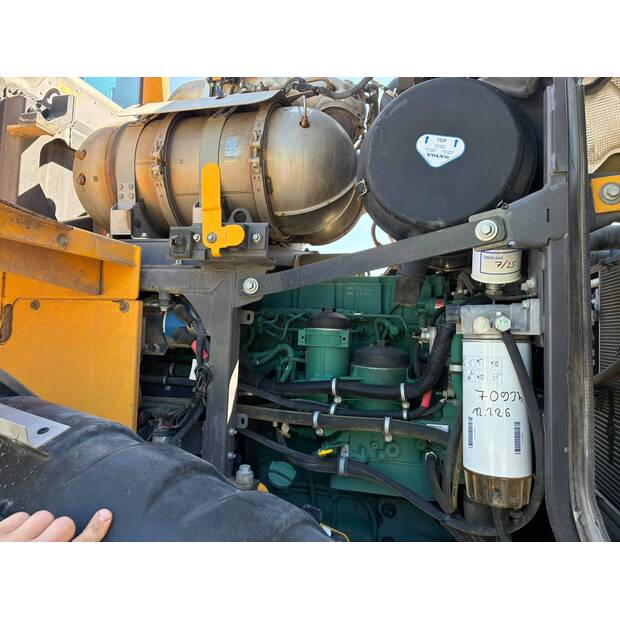 2022 فولفو L110H-48118265