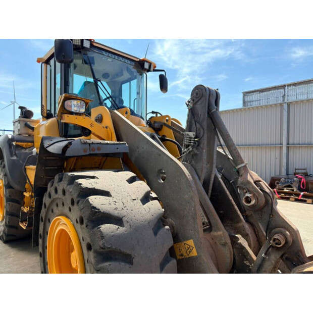 2015 فولفو L110H-48129422