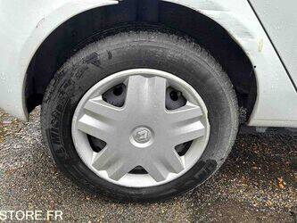 2004-renault-clio-1468053-48178198