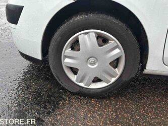2004-renault-clio-1468053-48178207