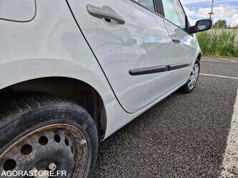 2008-renault-clio-1468063-48178592