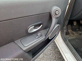 2008-renault-clio-1468063-48178600