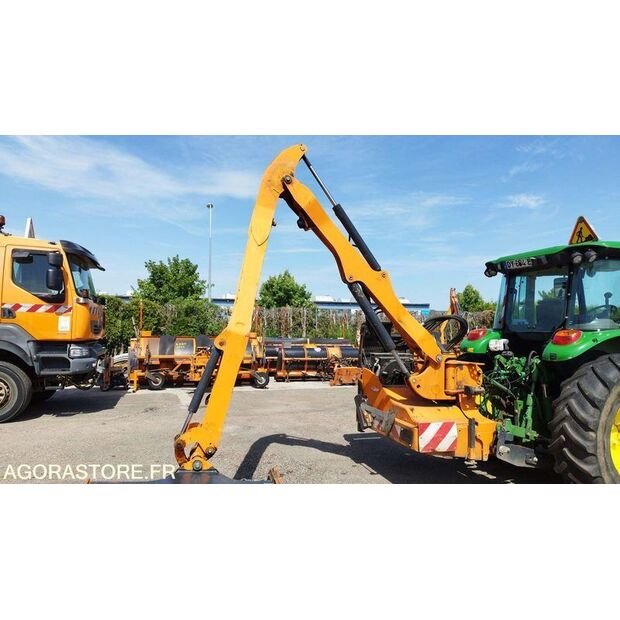 2015 JOHN DEERE 6110M-48201667