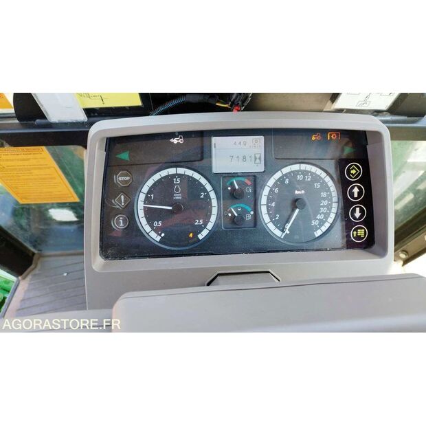 2015 JOHN DEERE 6110M-48201679