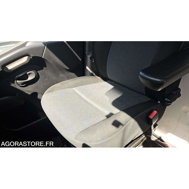 2020 Renault Master-48202100