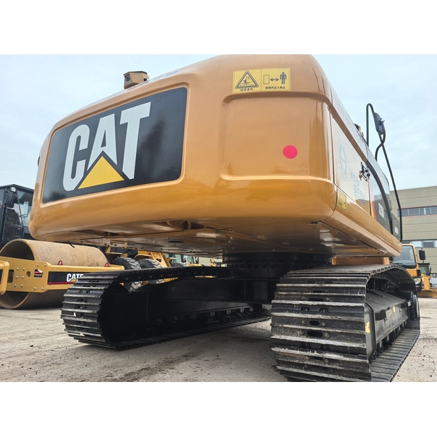 2025 Caterpillar 325D-48232965