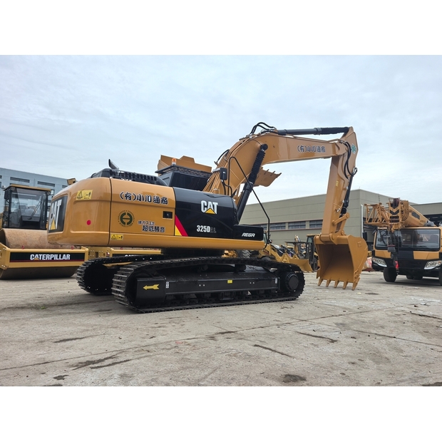 2025 Caterpillar 325D-48232969
