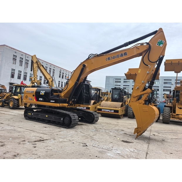 2025 Caterpillar 325D-48232973