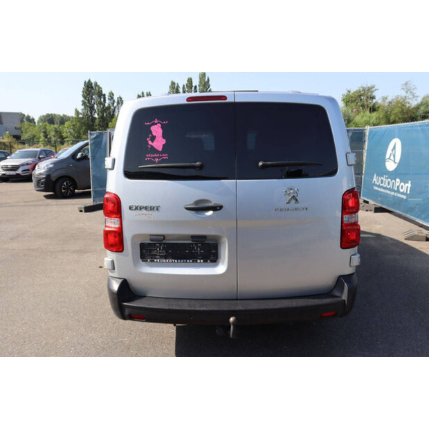 2018 Peugeot Expert-48261459