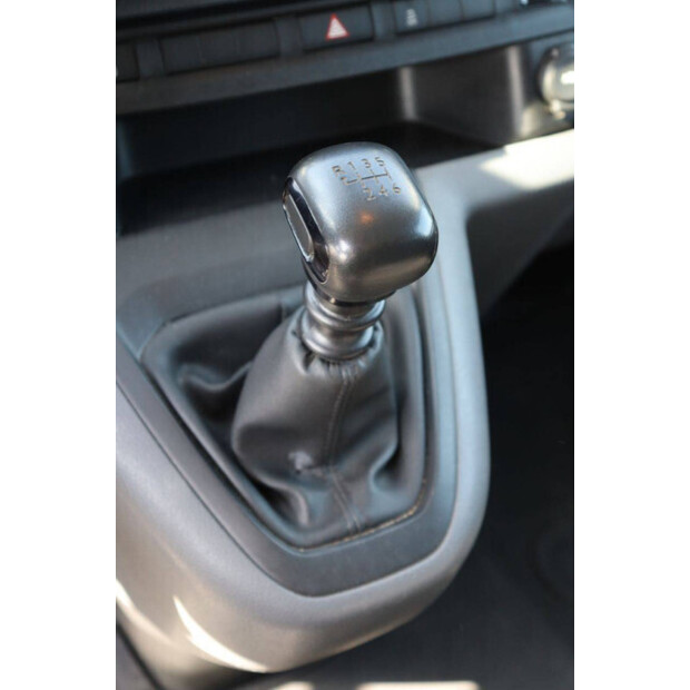 2018 Peugeot Expert-48261492