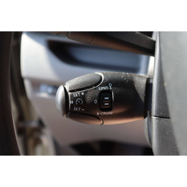 2018 Peugeot Expert-48261495