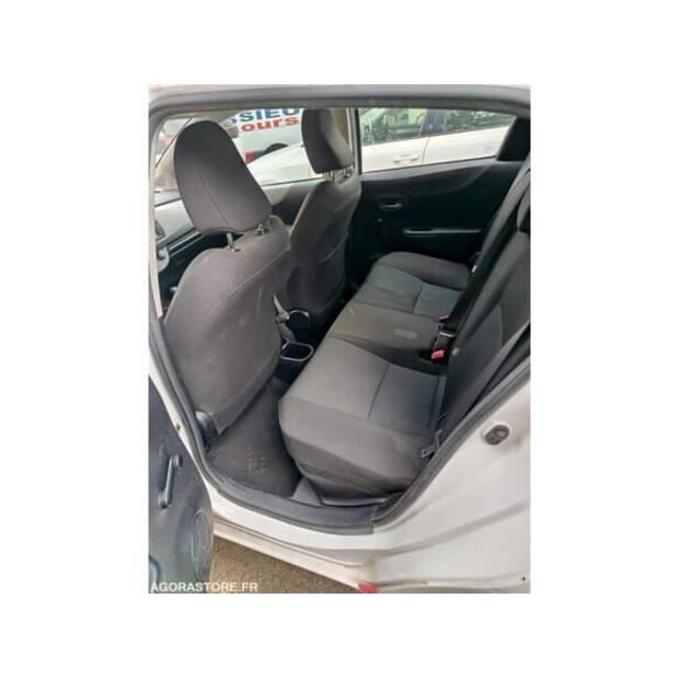 تويوتا Yaris-48340993