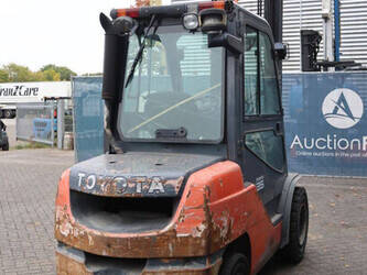 2014-toyota-02-8fdjf35-1470413-48349764