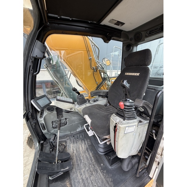 2018 ليبهير R922LC-48381993