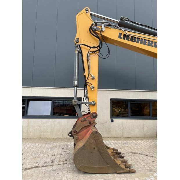 2018 ليبهير R922LC-48382002