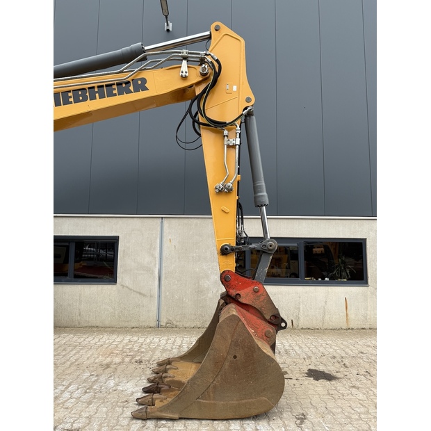 2018 ليبهير R922LC-48382004
