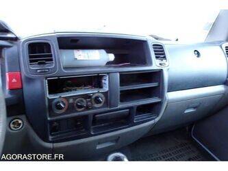 2010-renault-maxity-1461143-48394021