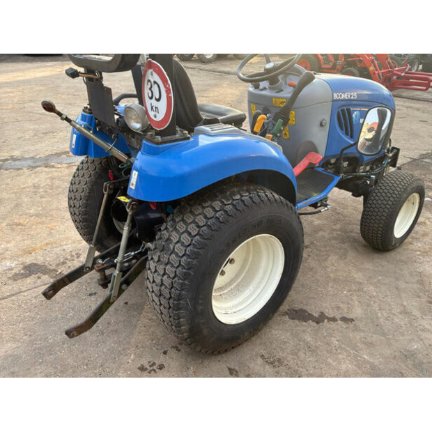 2013 New Holland Boomer LA 25-48402081