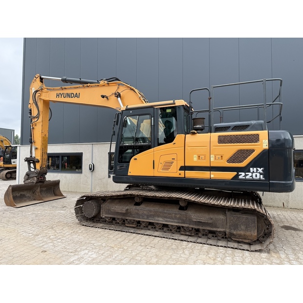 2017 هيونداي HX220L-48410673