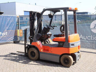2005-toyota-7fb15-1471633-48426949
