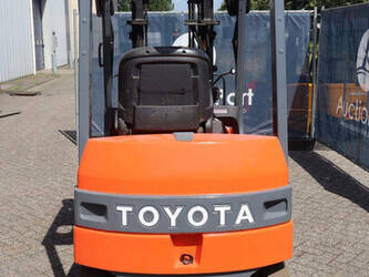 2005-toyota-7fb15-1471633-48426953