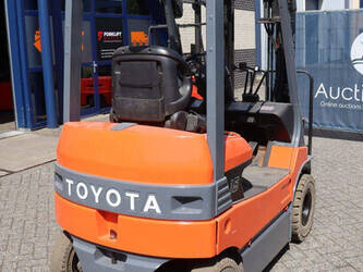 2005-toyota-7fb15-1471633-48426955