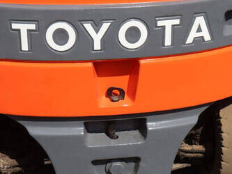 2005-toyota-7fb15-1471633-48426970