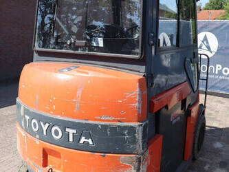 2012-toyota-7fbmf30-1471674-48427699