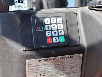 2012-toyota-7fbmf30-1471674-48427716