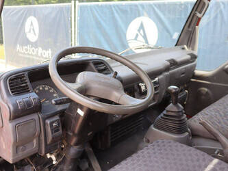 2006-isuzu-npr77-48519295