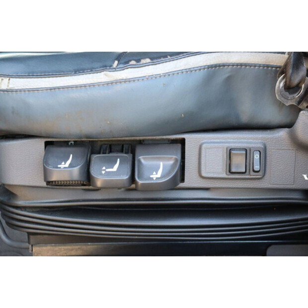 2011 فولفو FM330-48519568
