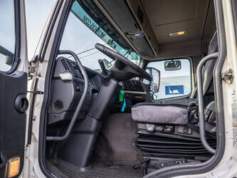 2011-volvo-fm330-969125-48526353