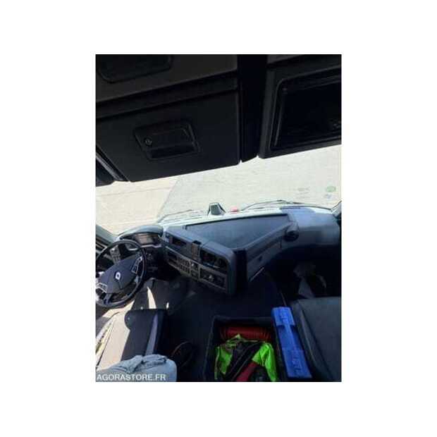 2018 رينو T-48558126