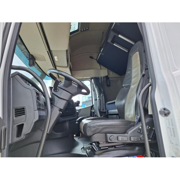 2022 Volvo Vehicle Tractor 6x2-2 Standard-48560218