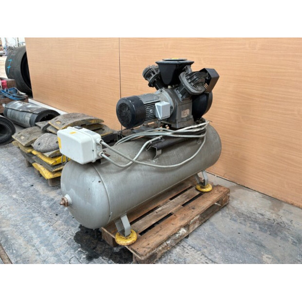 1988 أطلس كوبكو LT8 UV-48564325