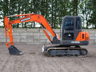صورة ل حفارات مجنزرة 2010 دووسان DH55-V