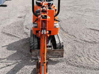 2011-jcb-8008-1475148-48594758