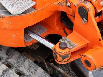 2011-jcb-8008-1475148-48594772